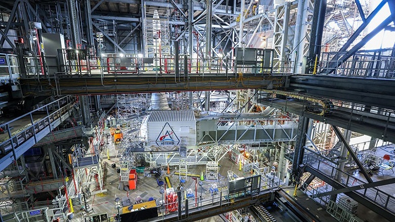 NASA украсило&nbsp;&laquo;белую комнату&raquo; корабля Artemis II логотипом лунной программы